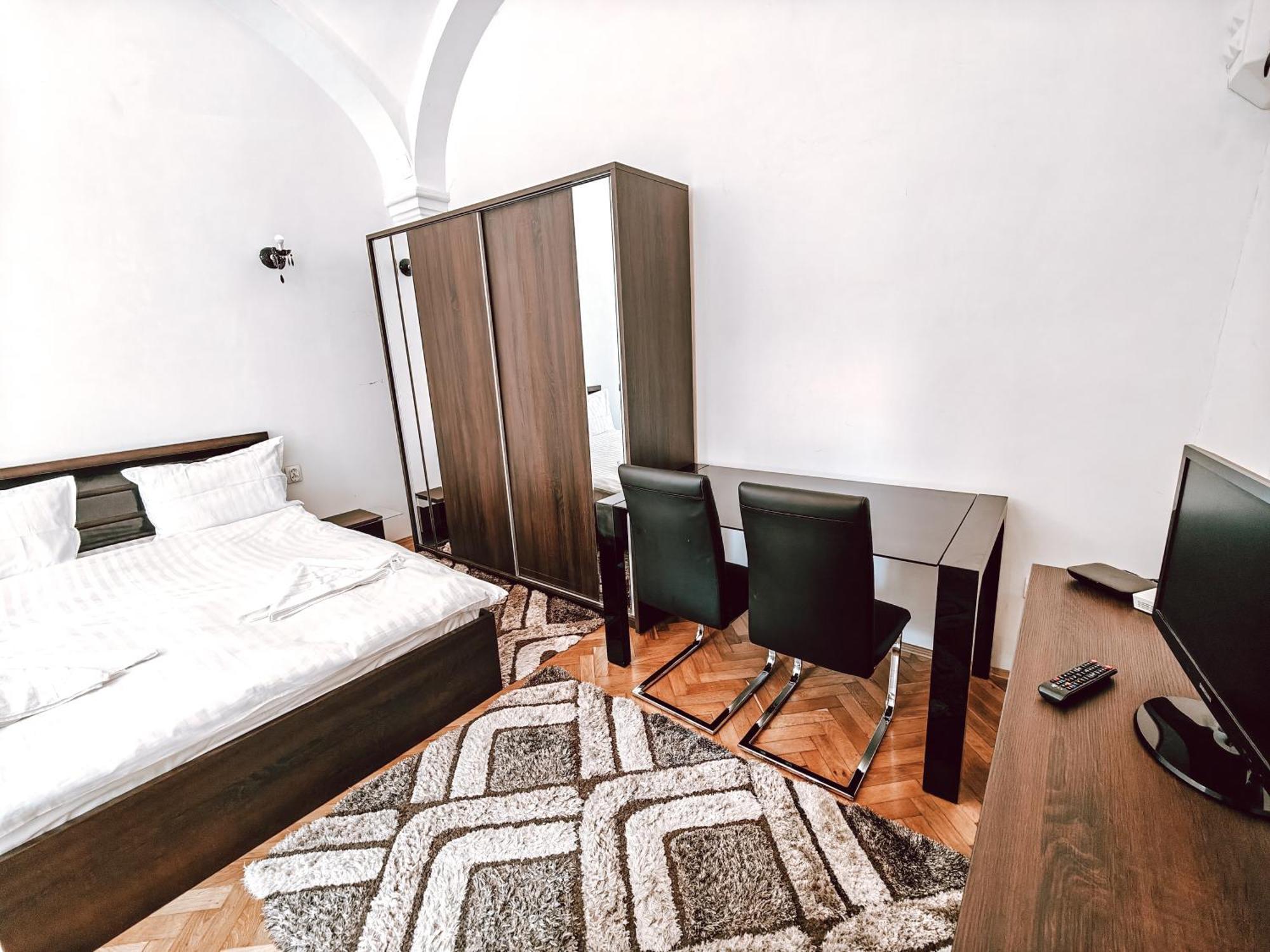 Berindei Studio - City Center - Private Parking Cluj-Napoca Exterior photo